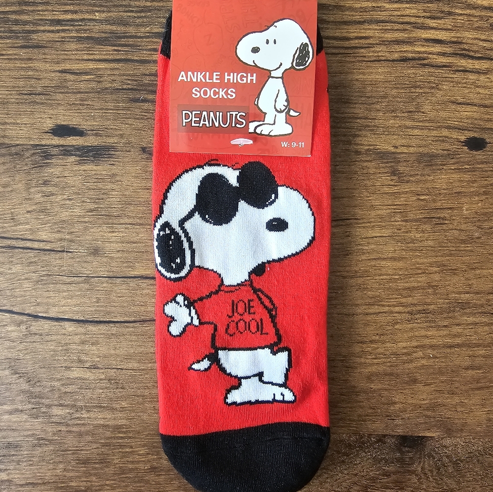 Peanuts Snoopy Women's Ankle High Socks Fits Shoe SZ 9-11 Red Joe Cool New